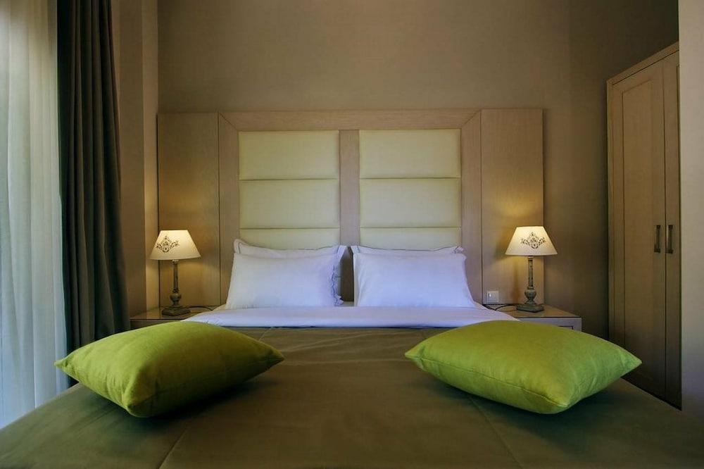 Greek Pride Cronwell Rahoni Hotel