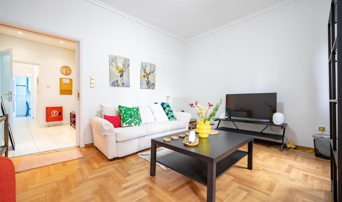 Spacious 3-bedroom Apartment In Neos Kosmos by S