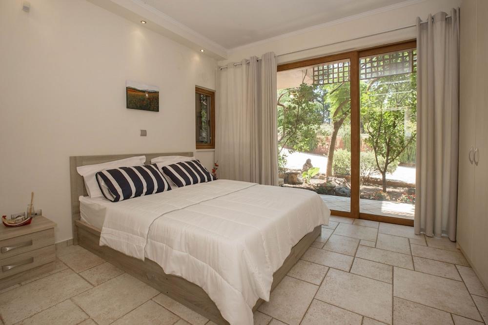 Family Getaway In Marathon by Ghh