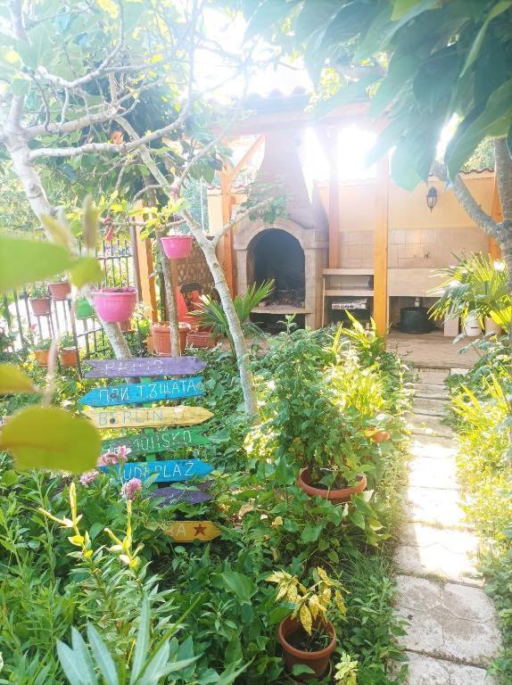 Family House Victoria' Garden