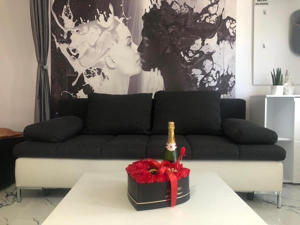 D & D Apartment's Delightful Home With Parking!