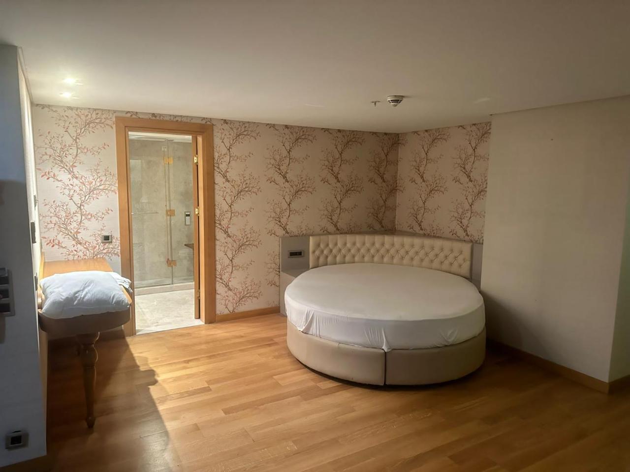 Luna City Hotel