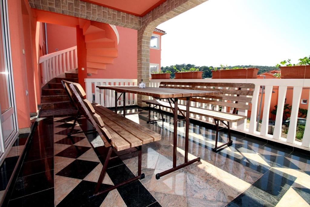 House With Outdoor Pool In Tisno