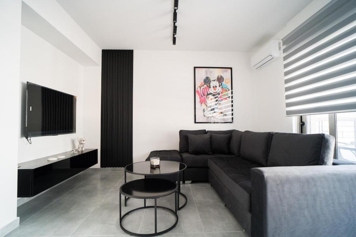 Black & White 2br Apt Steps From Mavili Square