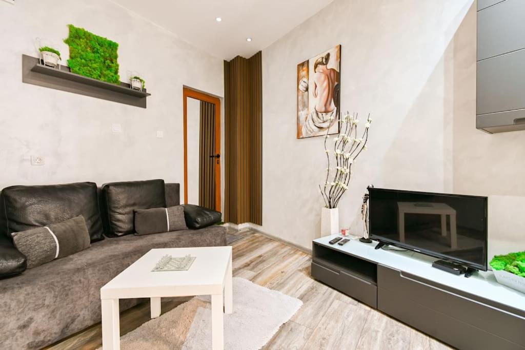 Velar 1bdr Apartment