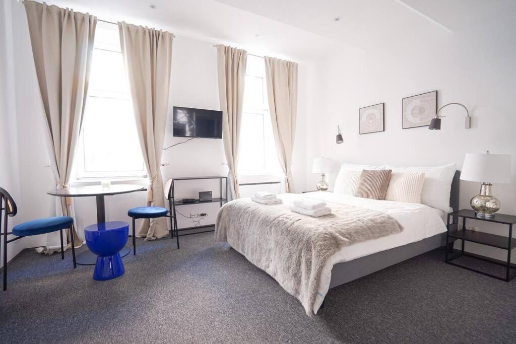 Fabulous Studio Near Center