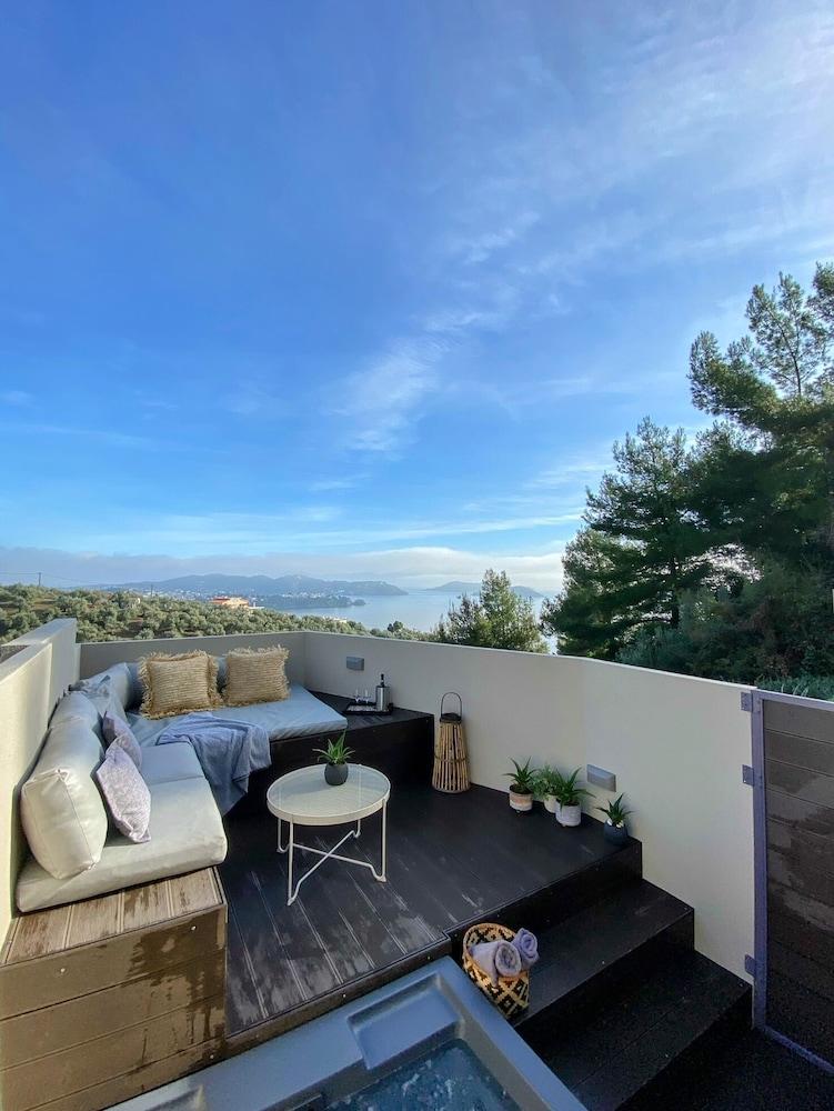 Room-luxury Suite With A Queens Double B