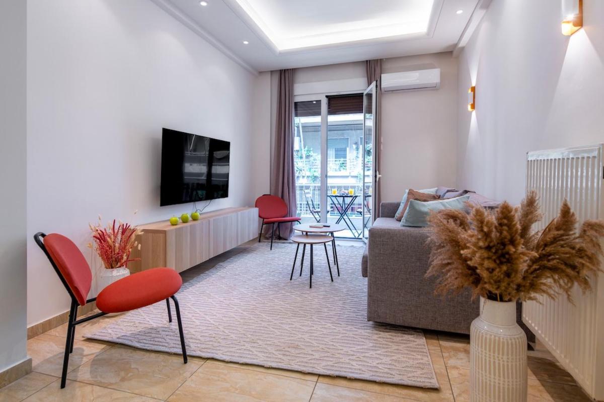 Stylish 2bdr Exarchia Apt With Balcony & Workspace
