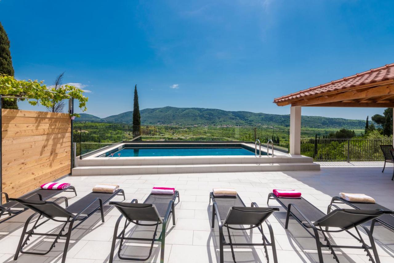 Home Baan With Amazing View & Private Pool