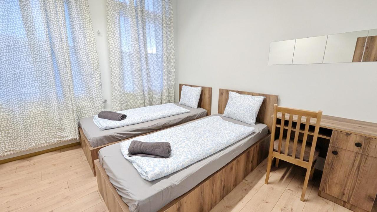 Spacious Rooms 15 Min From Airport & City Center, 5 Min From Vienna Main-bus Station Ez9