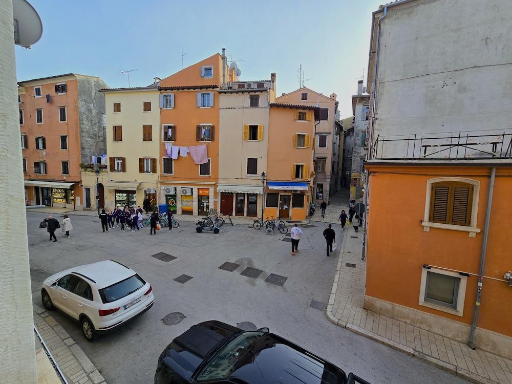 Bianco Apartment In Center