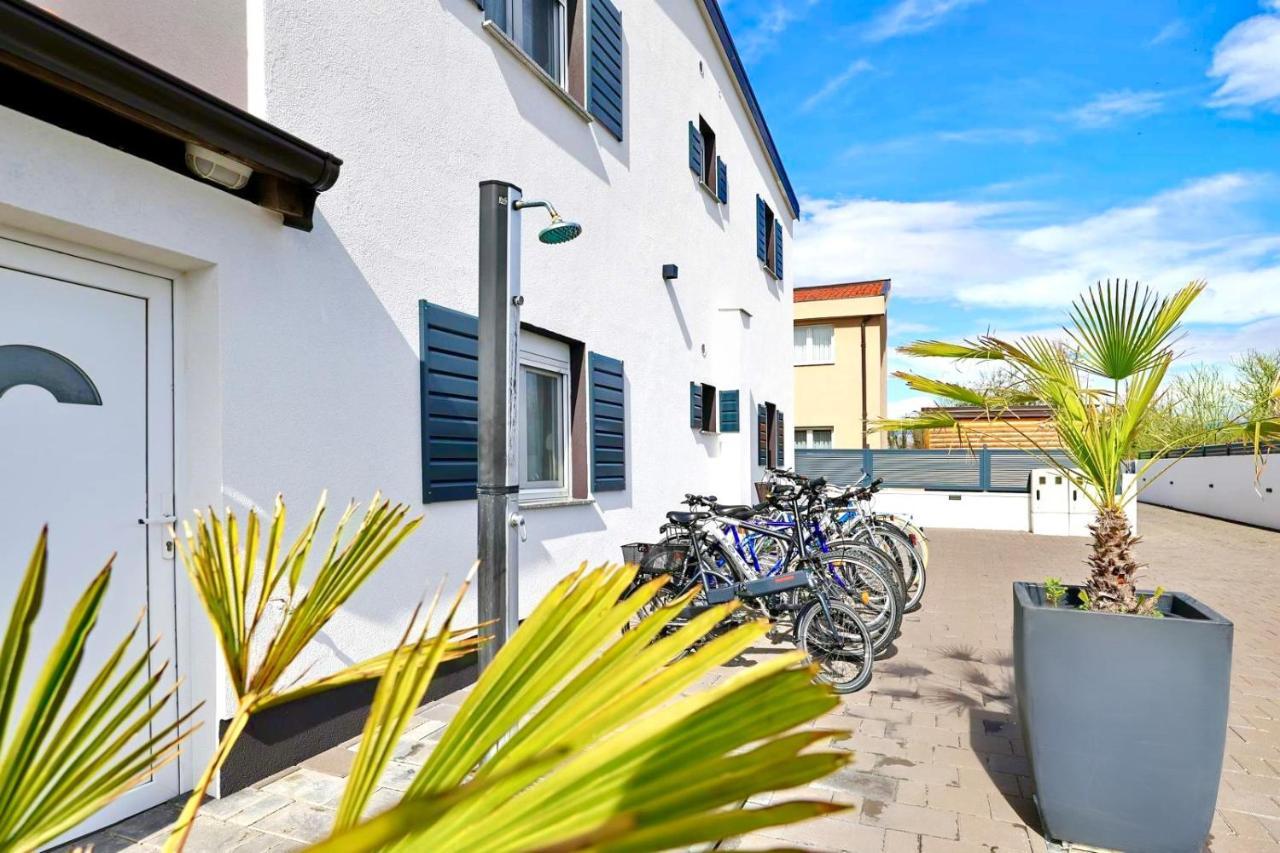 Apartments Rosini, 300m From The Beach With Shared Tavern & Bikes, Nin