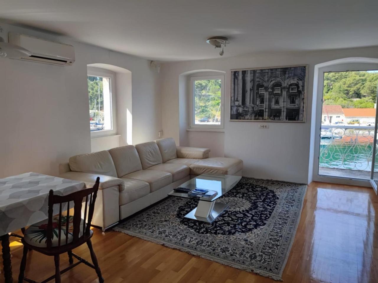 Apartment In Centre Of Milna