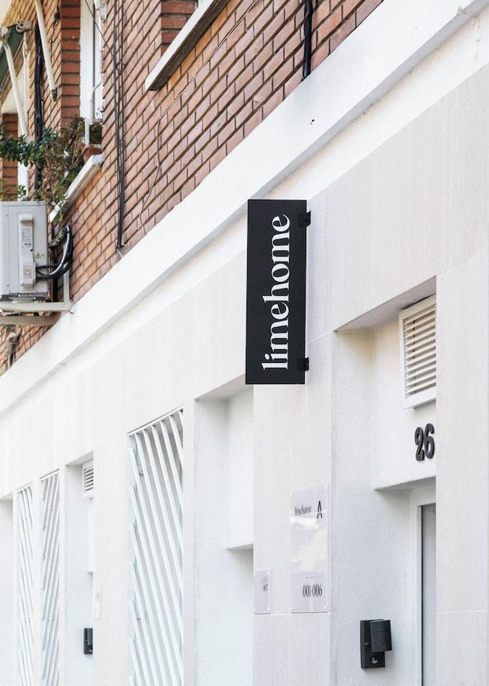 Limehome Piraeus Iris