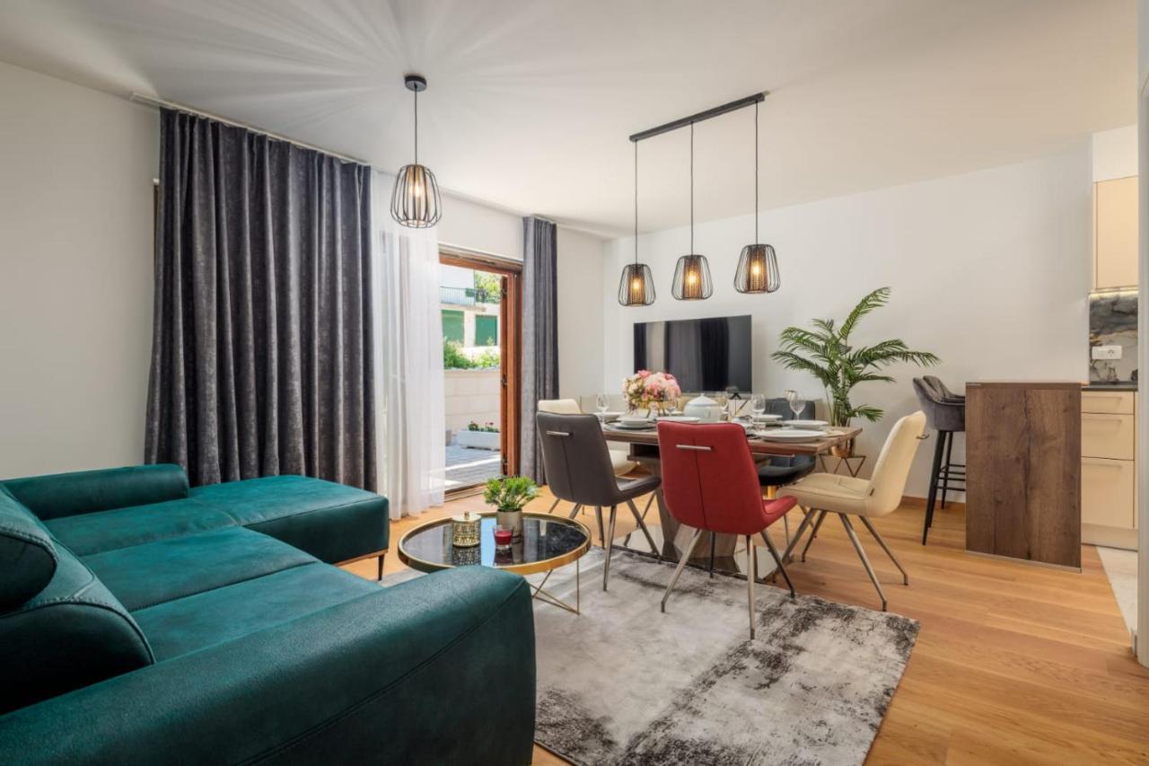 Mirela's Golden Luxury Apartment