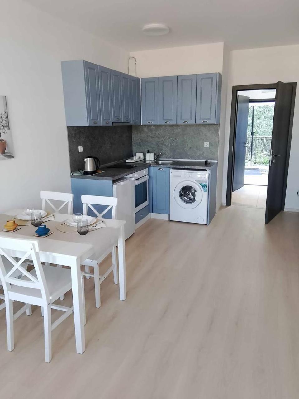 Cherno More, Kranevo, Studio 2