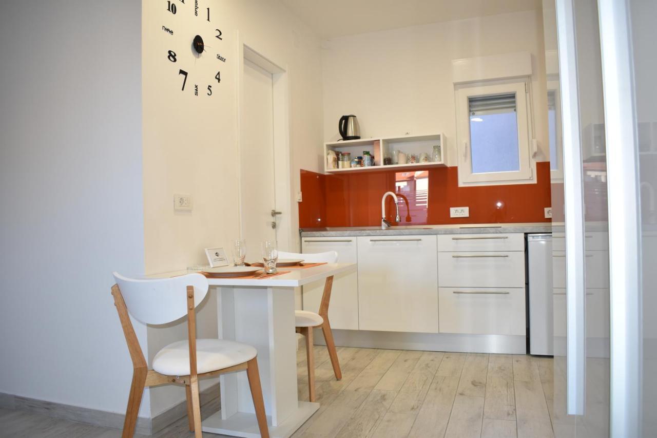 Room & 4 Studios Modern Comfy Central Free Netflix