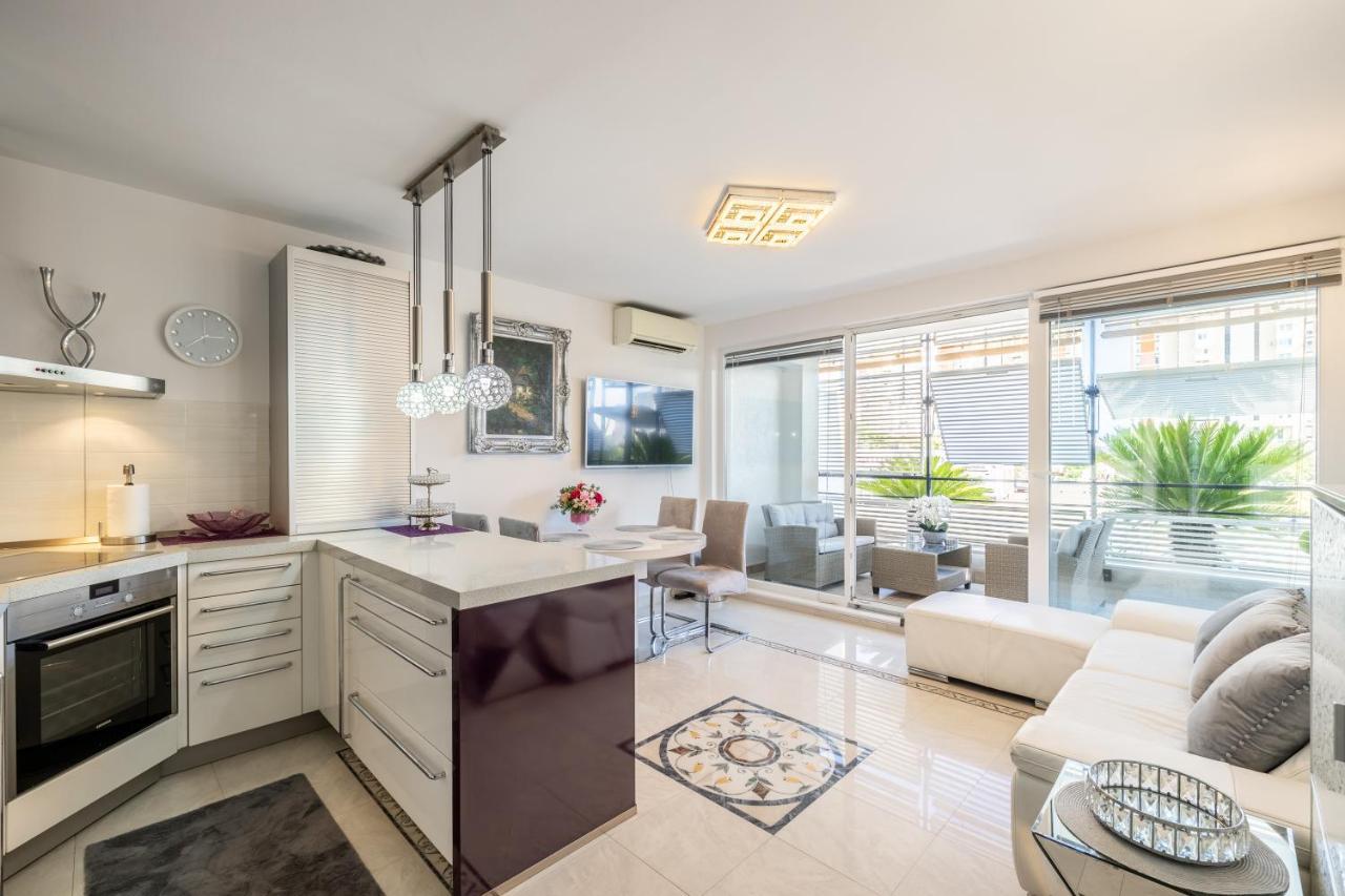 Luxury Apartment B & R ***