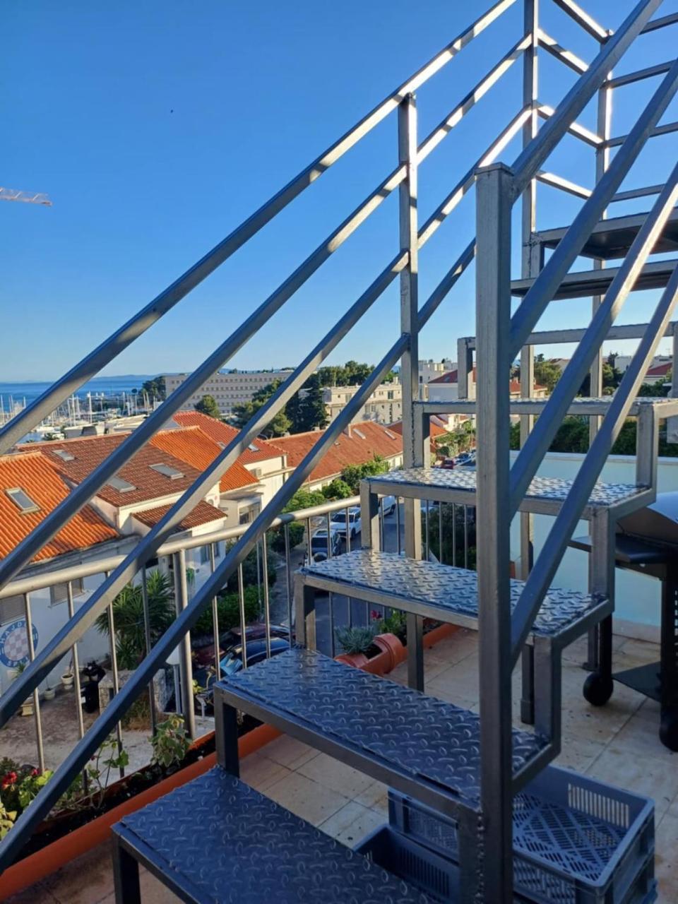 Roof Garden Apt Split Center