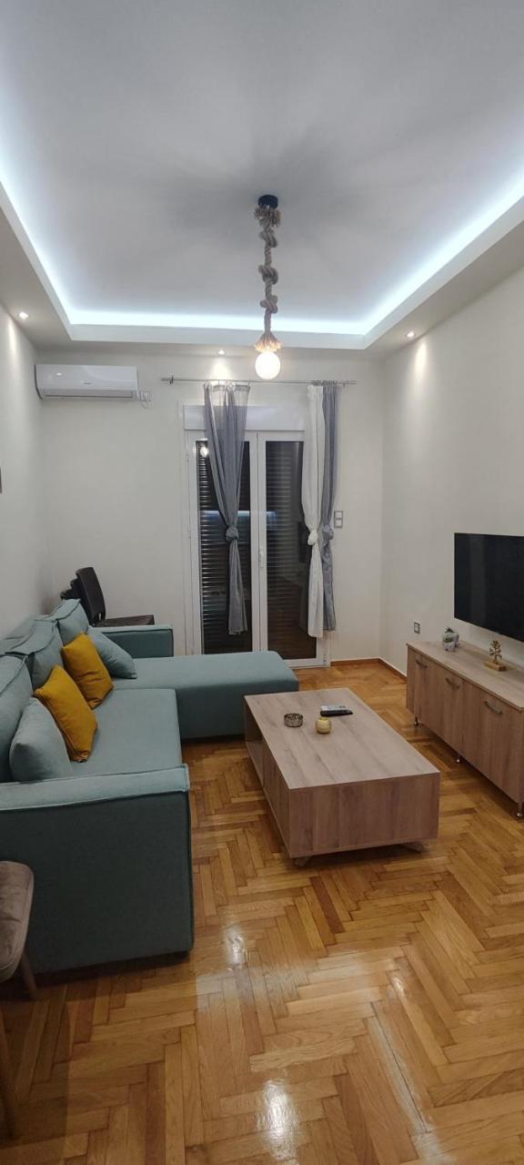 A Few Minutes From Siggrou Street