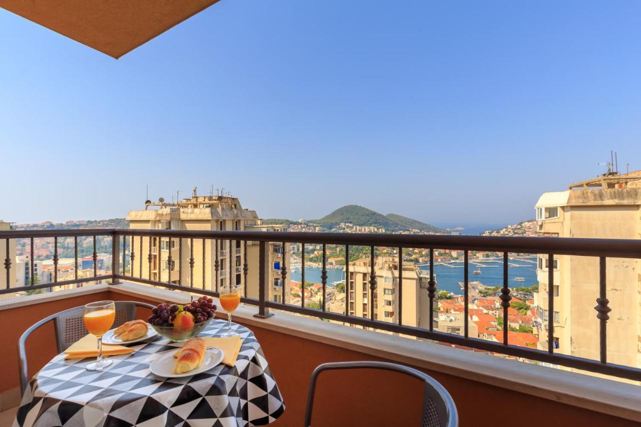 Apartment With Private Parking & Sea View