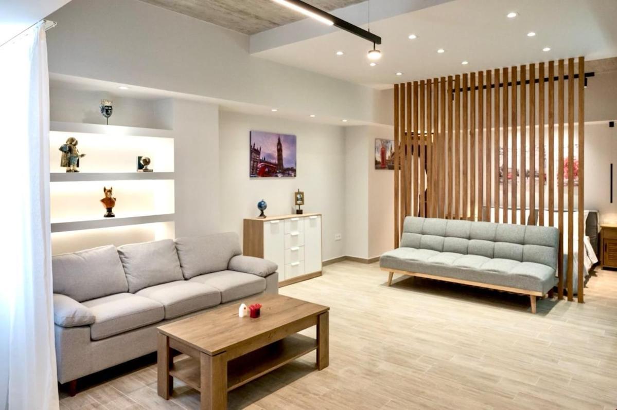 Big London Apartment In Piraeus