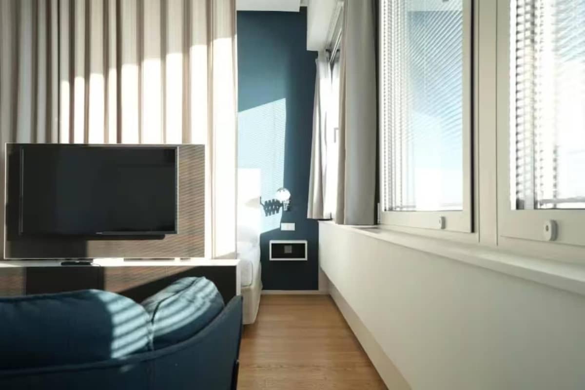 Designer Apartment I 5 Minutes To Park I Fast Wifi