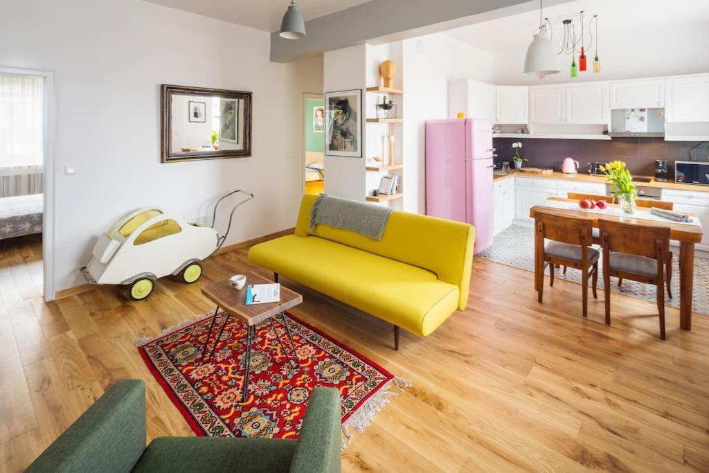 Eclectic & Boutique Designers Apartment With Parking