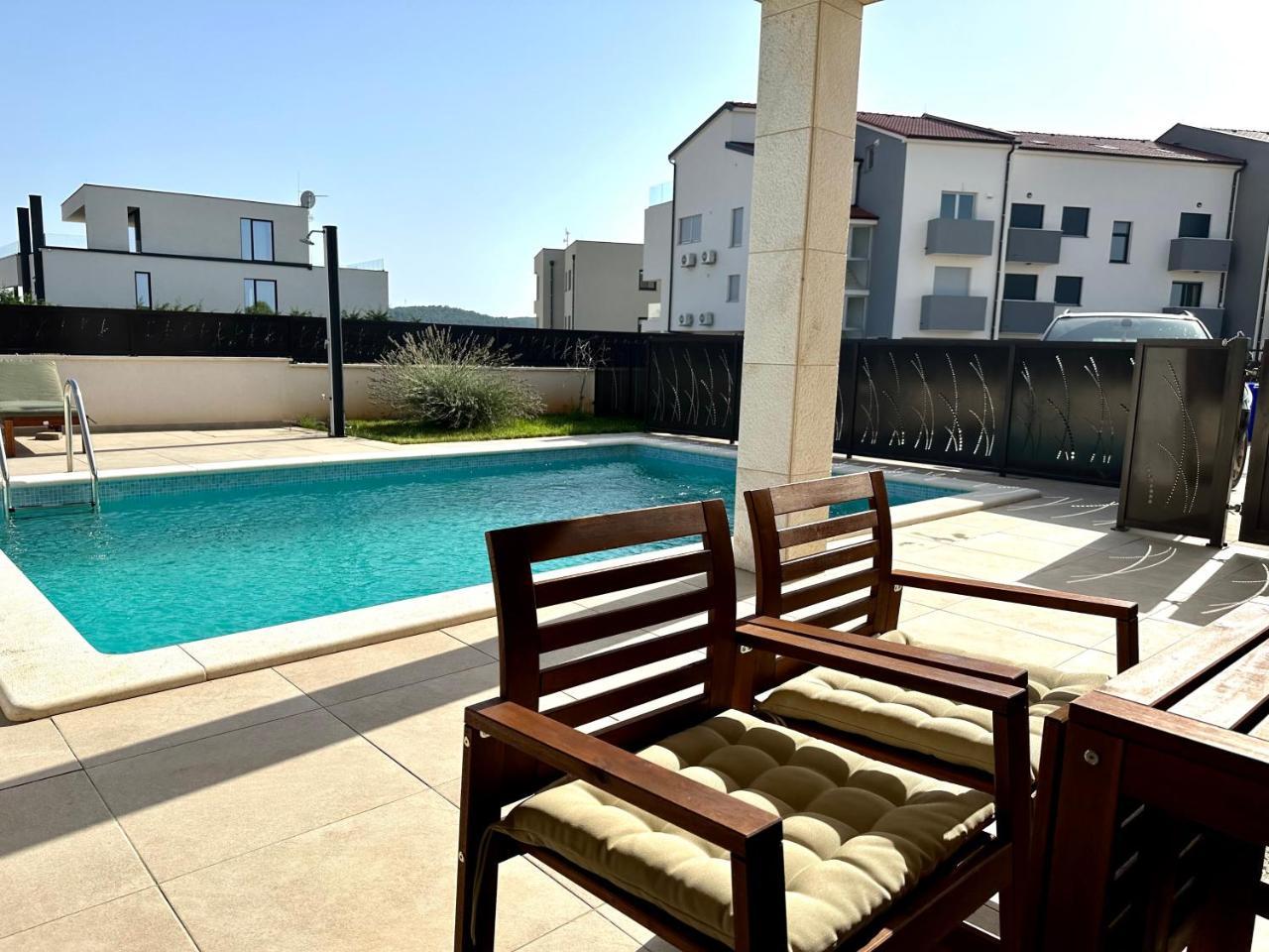 Apartment With Pool Mukalba