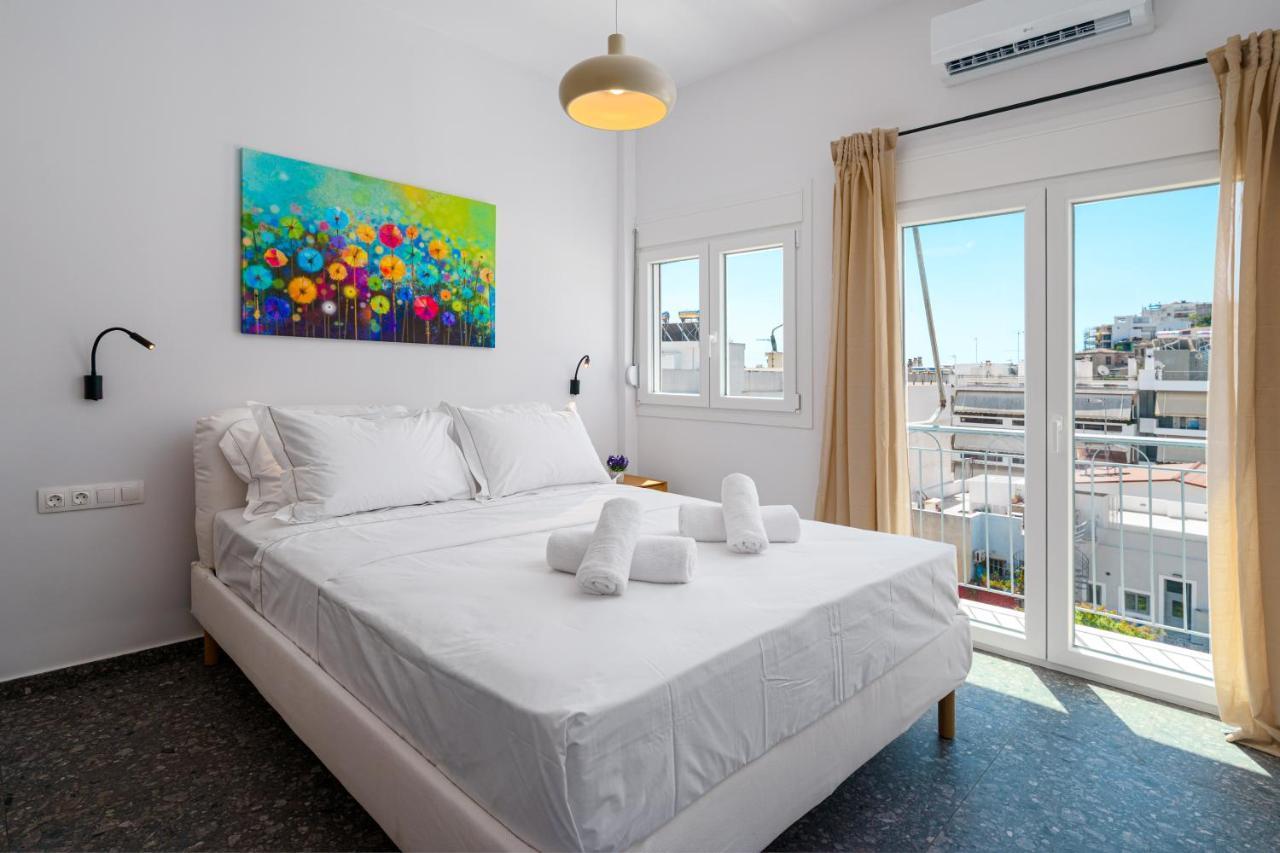 Spacious & Colourful Apartment Near Mikrolimano