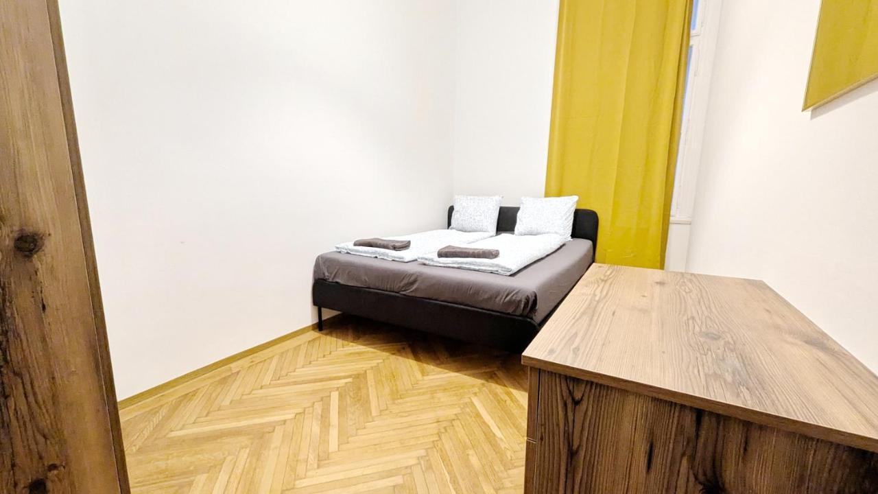 Spacious Rooms 15 Min From Airport & City Center, 5 Min From Vienna Main-bus Station Ez7