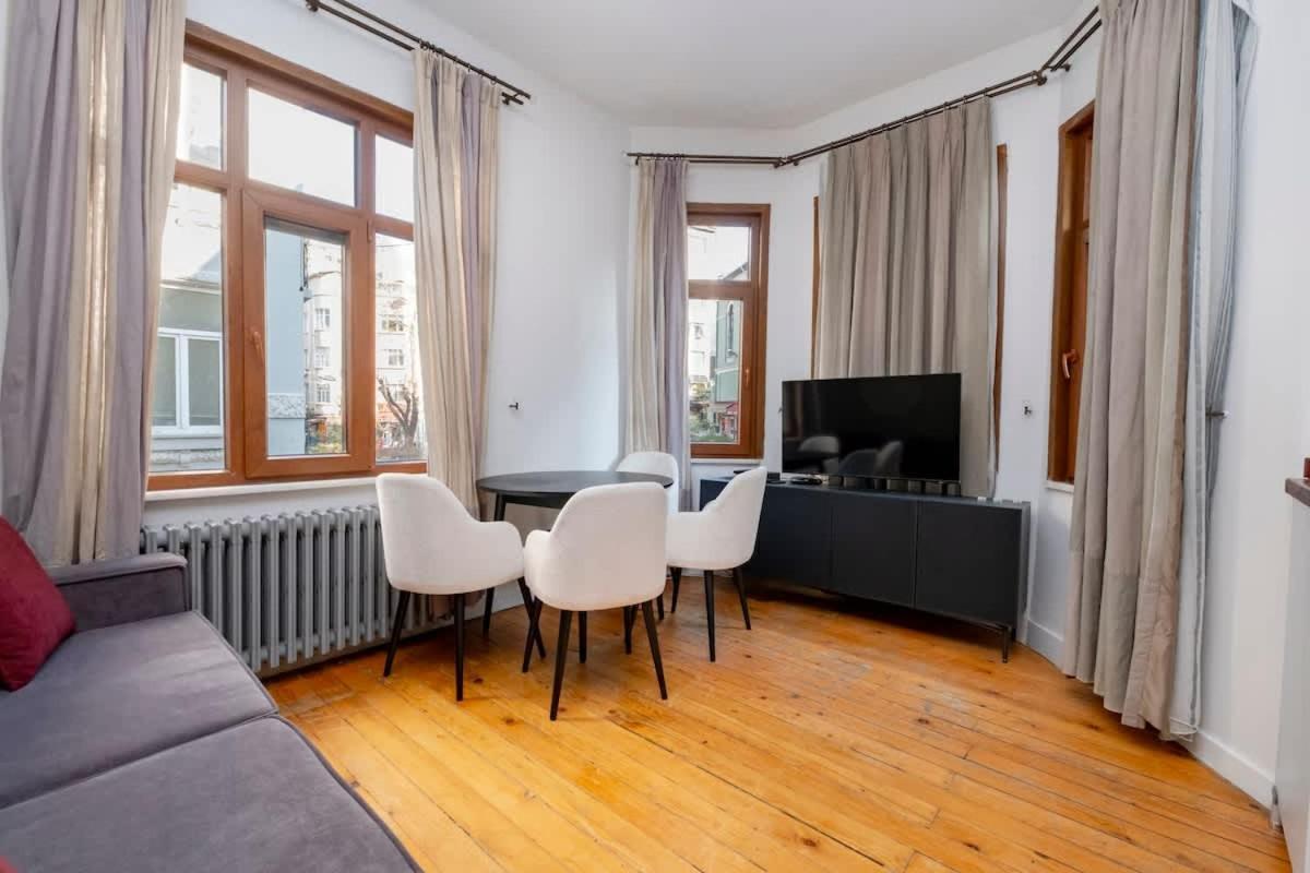 Exclusive House With 2 Apartments Including 4 Bedrooms & 4 Bathrooms In Total
