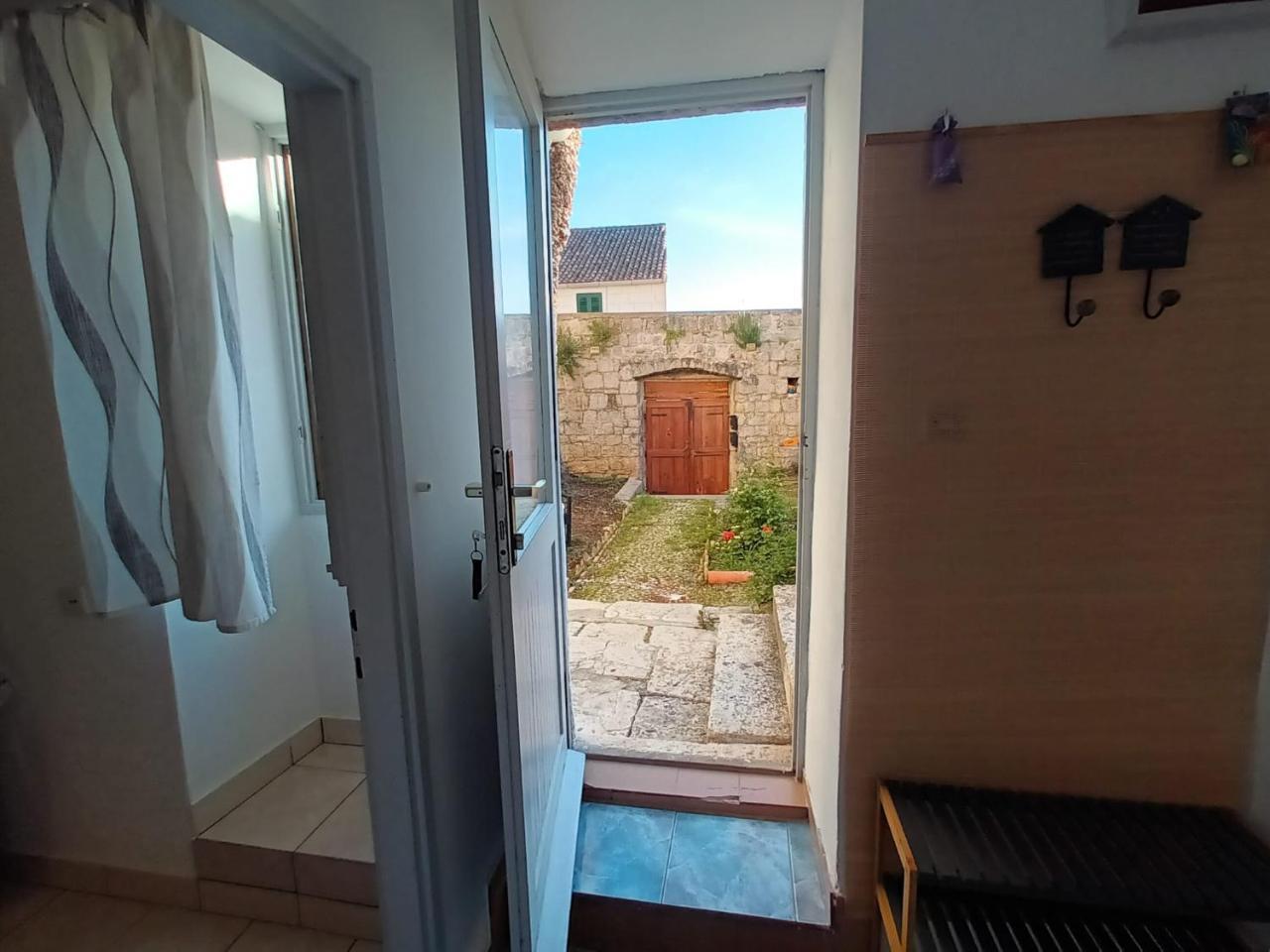Apartman Burte, Komiza