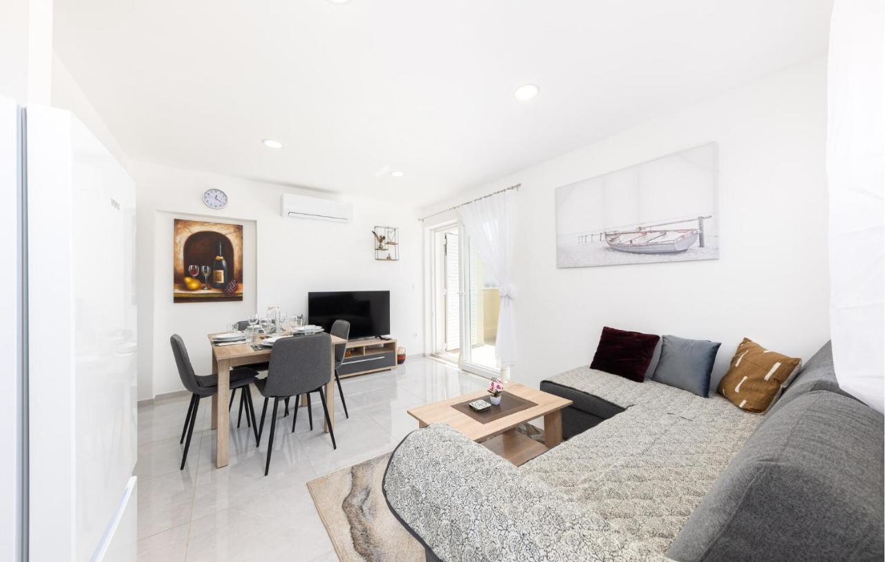 2 Bedroom Amazing Apartment In Vinisce