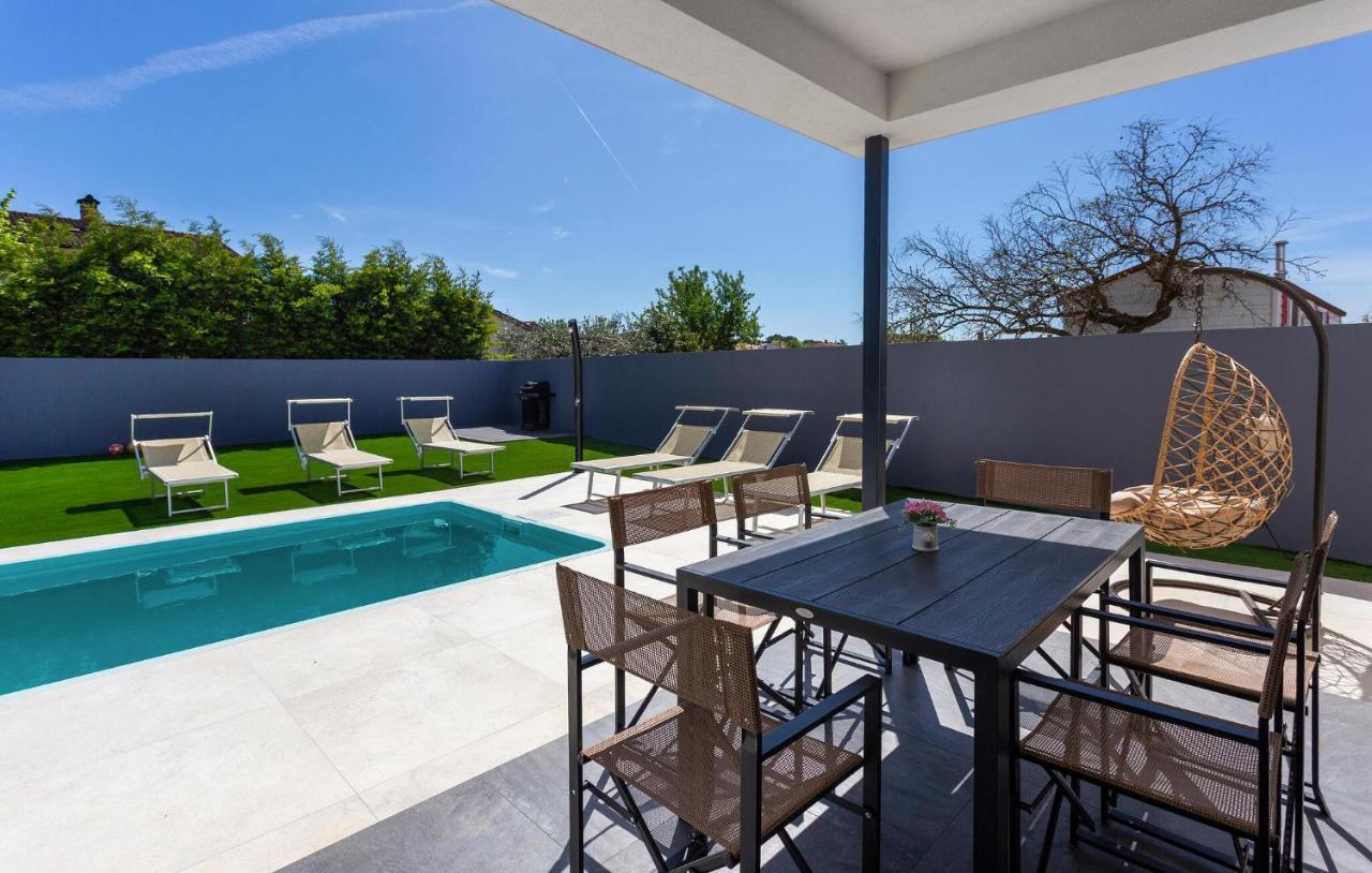 Lovely Home In Valbandon