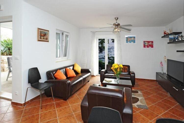 Holiday Home Odiseja One Bedroom Apartment With Terrace & Sea View