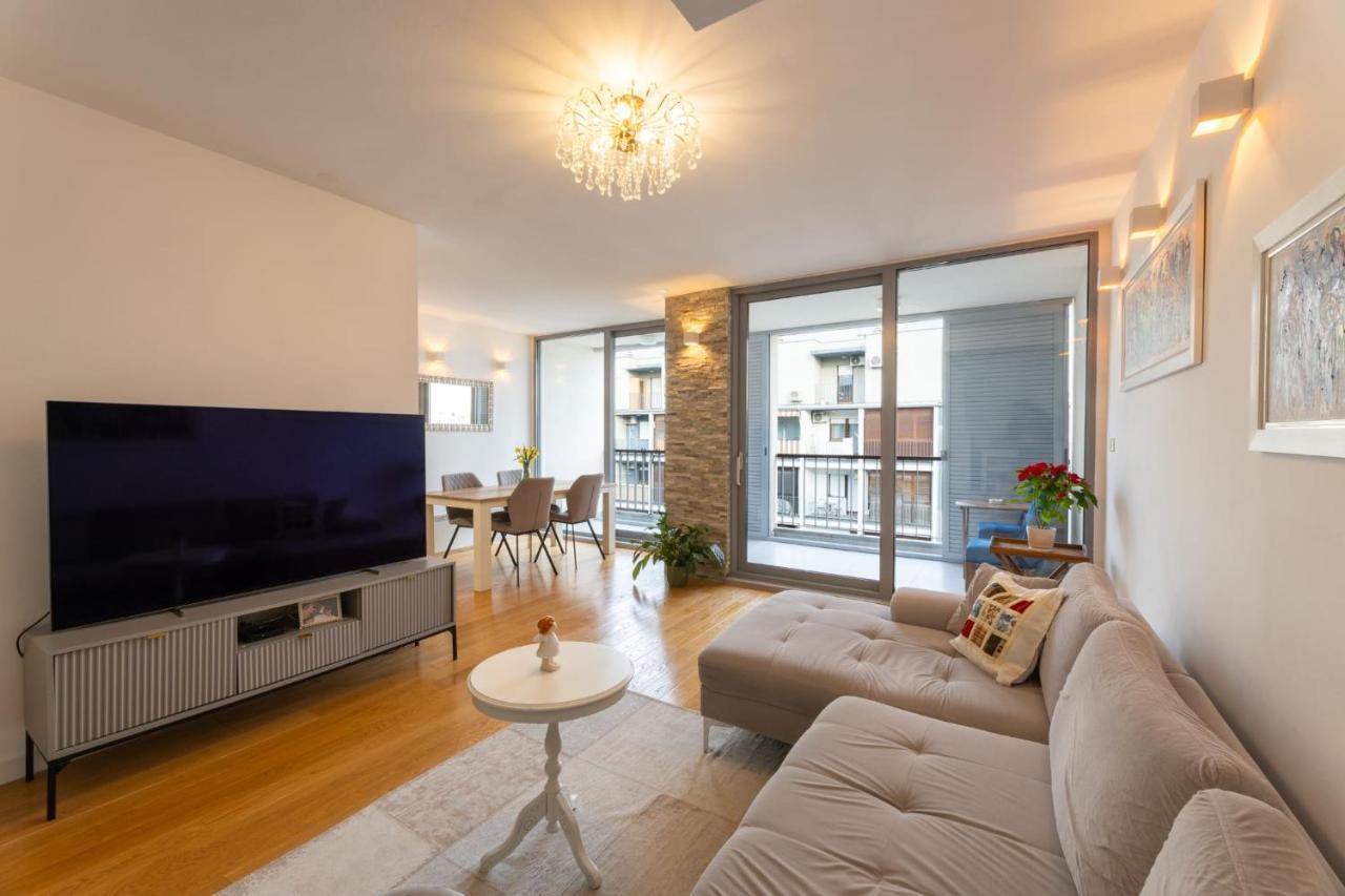 Luxury Two-story Loft Near Old Town Private Garage & Balcony