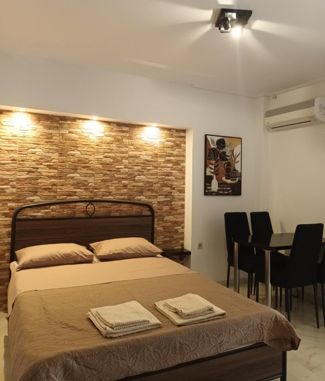 Central Small Apartment In Goudi,