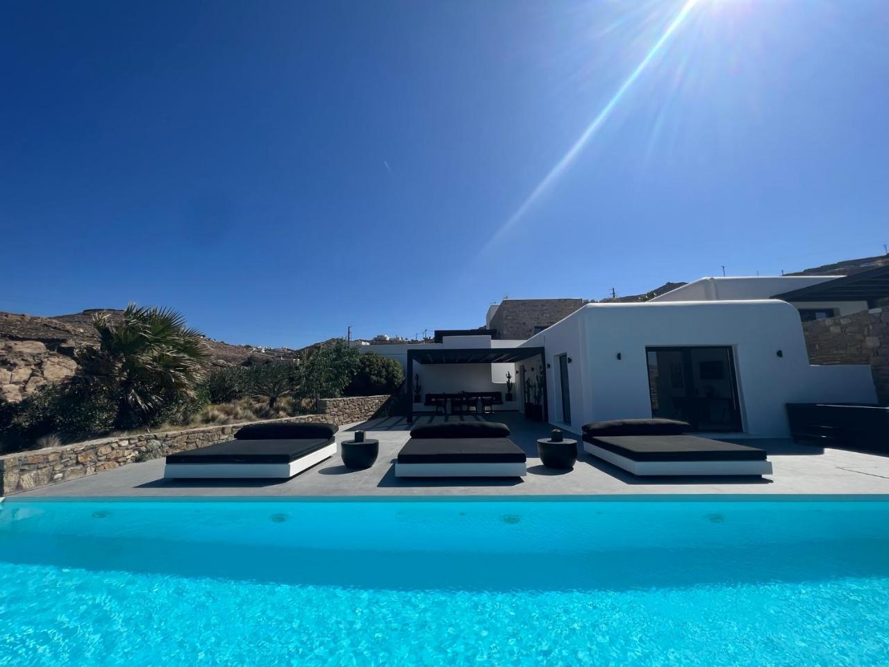 Black & White Villas Ftelia Mykonos