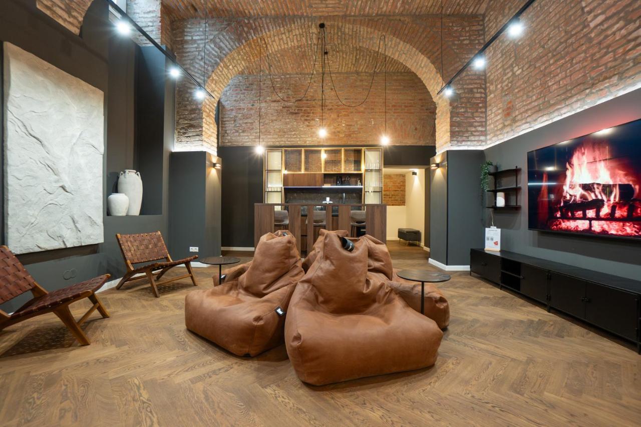 Spacious 3br Escape With Sauna & Billiard In The City Center