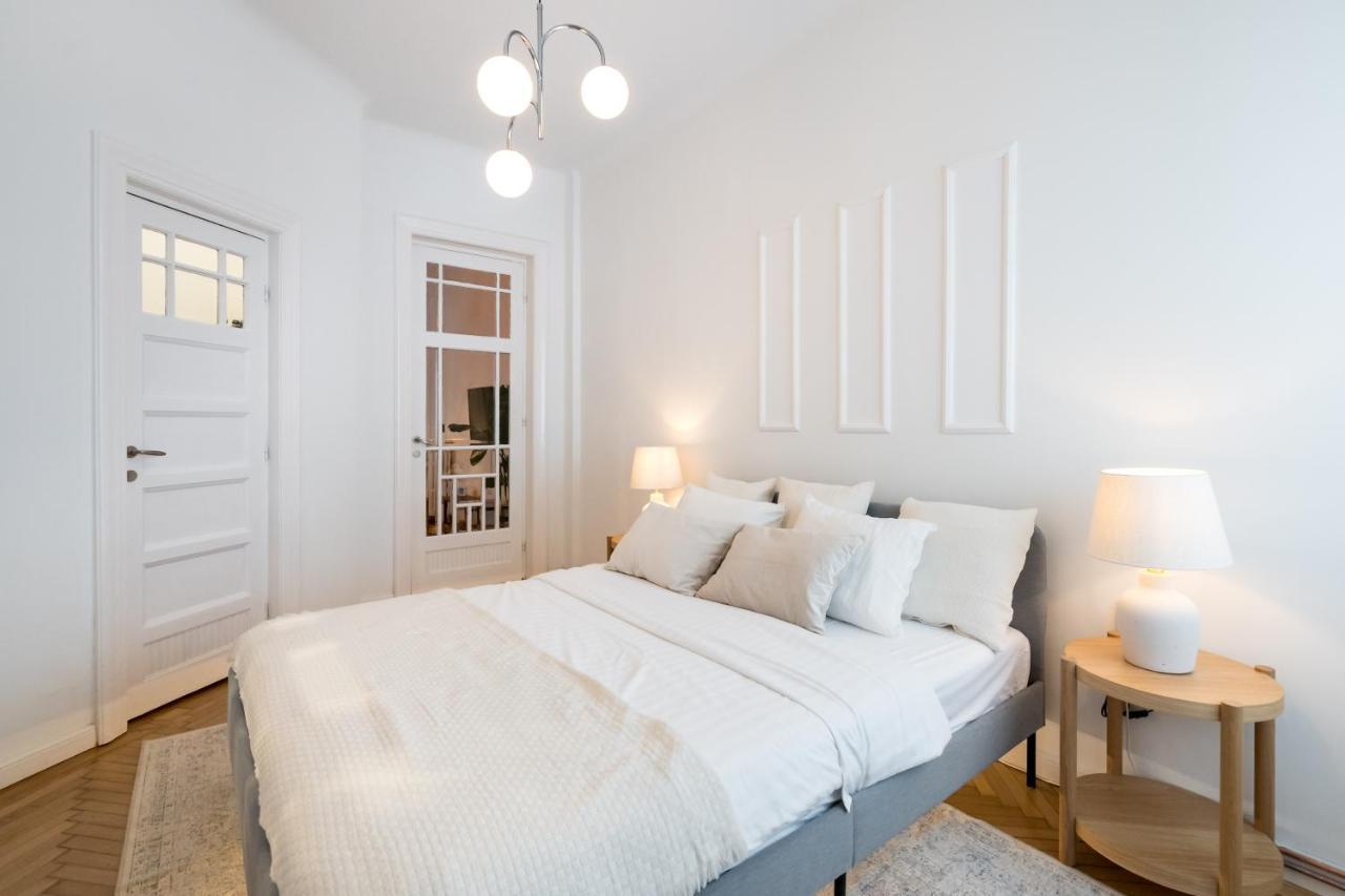 Cismigiu Serenity: 1br Flat With Scenic Balcony