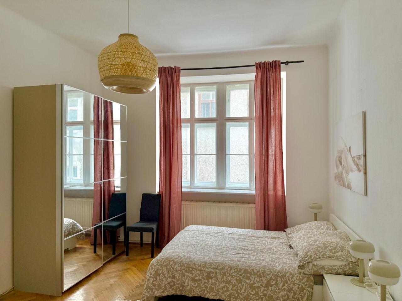 Spacious Stylish Apartment With Free Parking