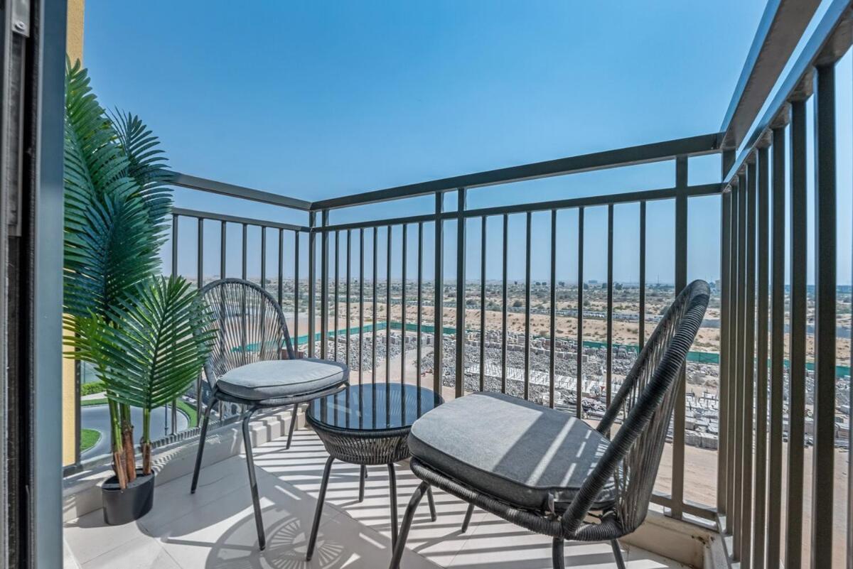 Waves - Stylish Blue Haven Near Town Square Park