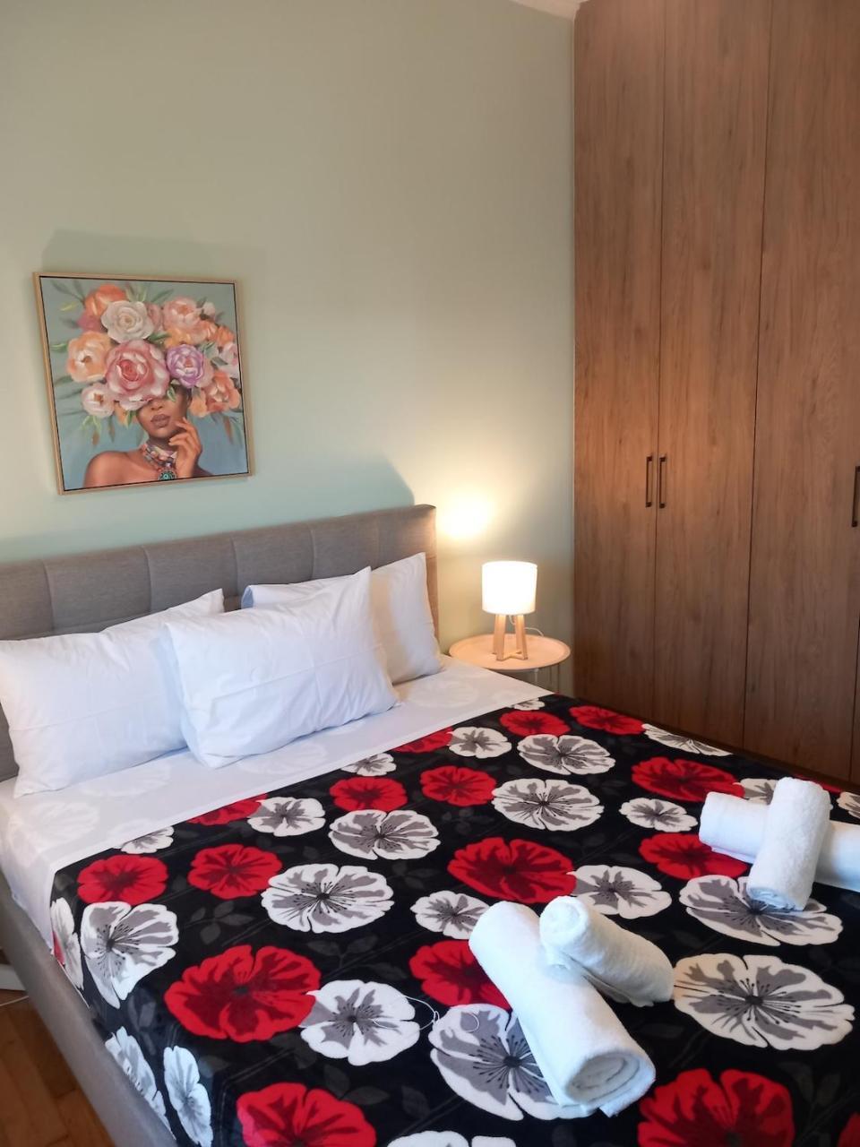 Pt In Gazi In Front Of Metro