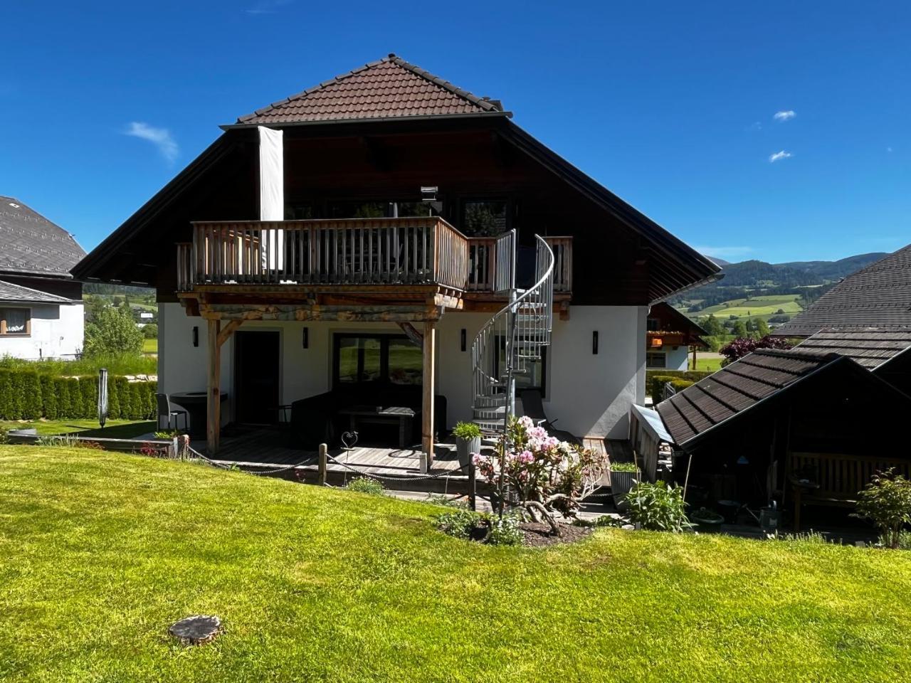 Stunning Luxury Holiday Accommodation, Sleeps 4, Living Room, Kitchen, Games Room & Bar