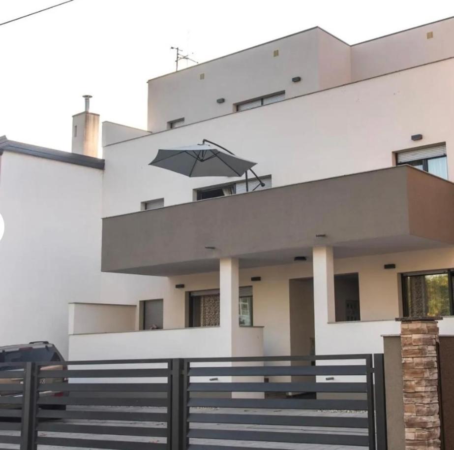 Urbana Villa Four Season Summer