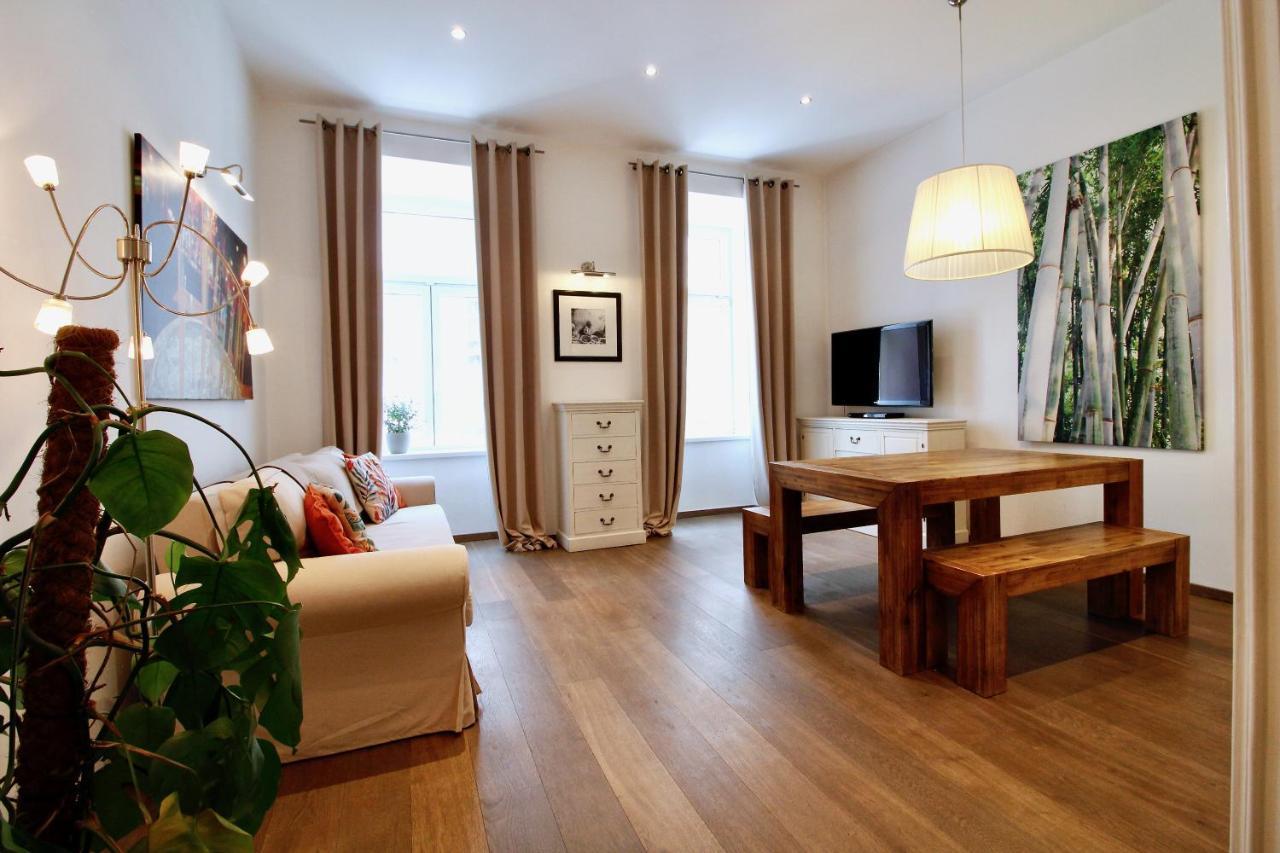 Bright & Chic Downtown Hideaway