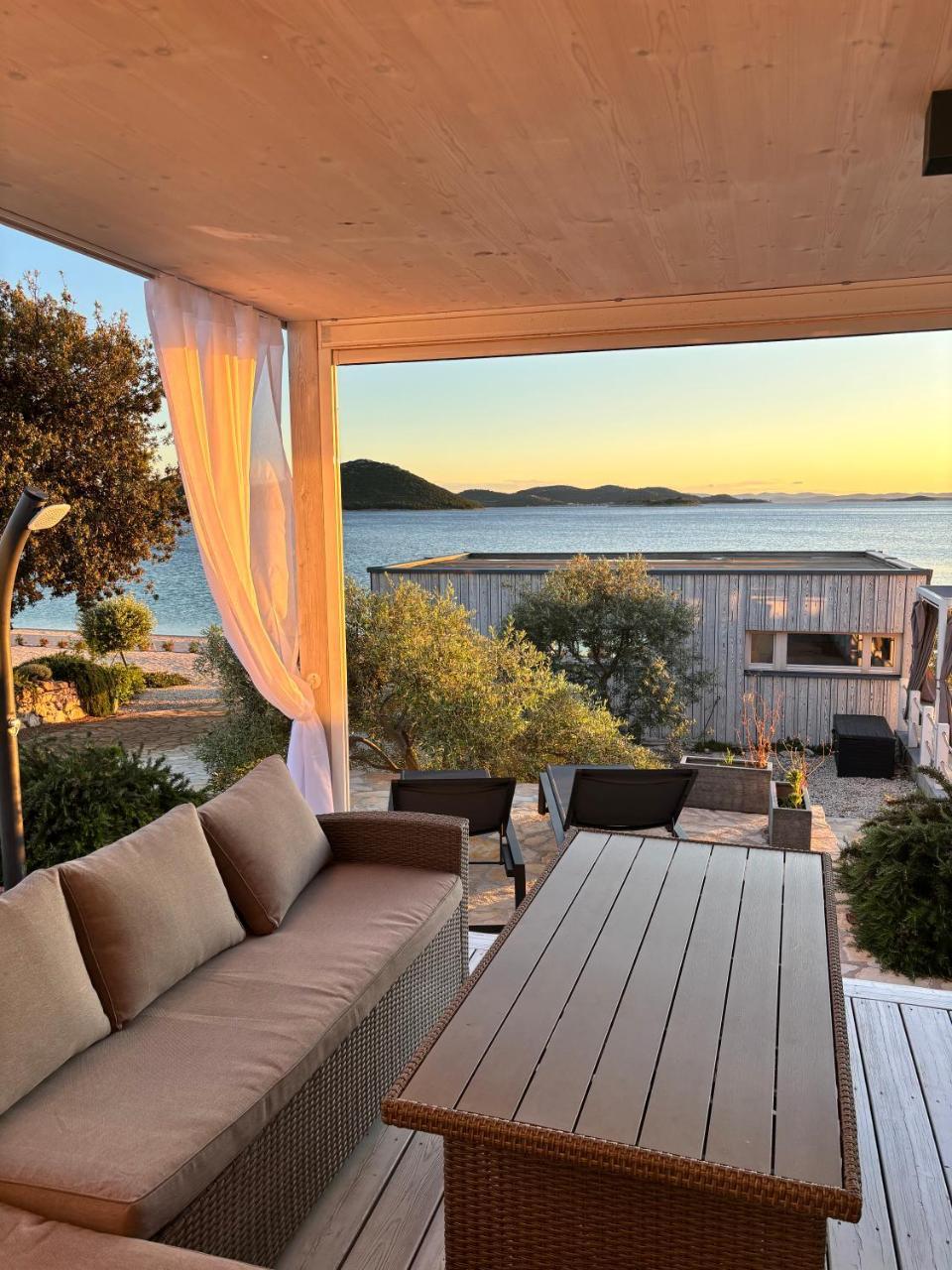 Buqez Vila Hajda 16 Second Row Direct On The Beach