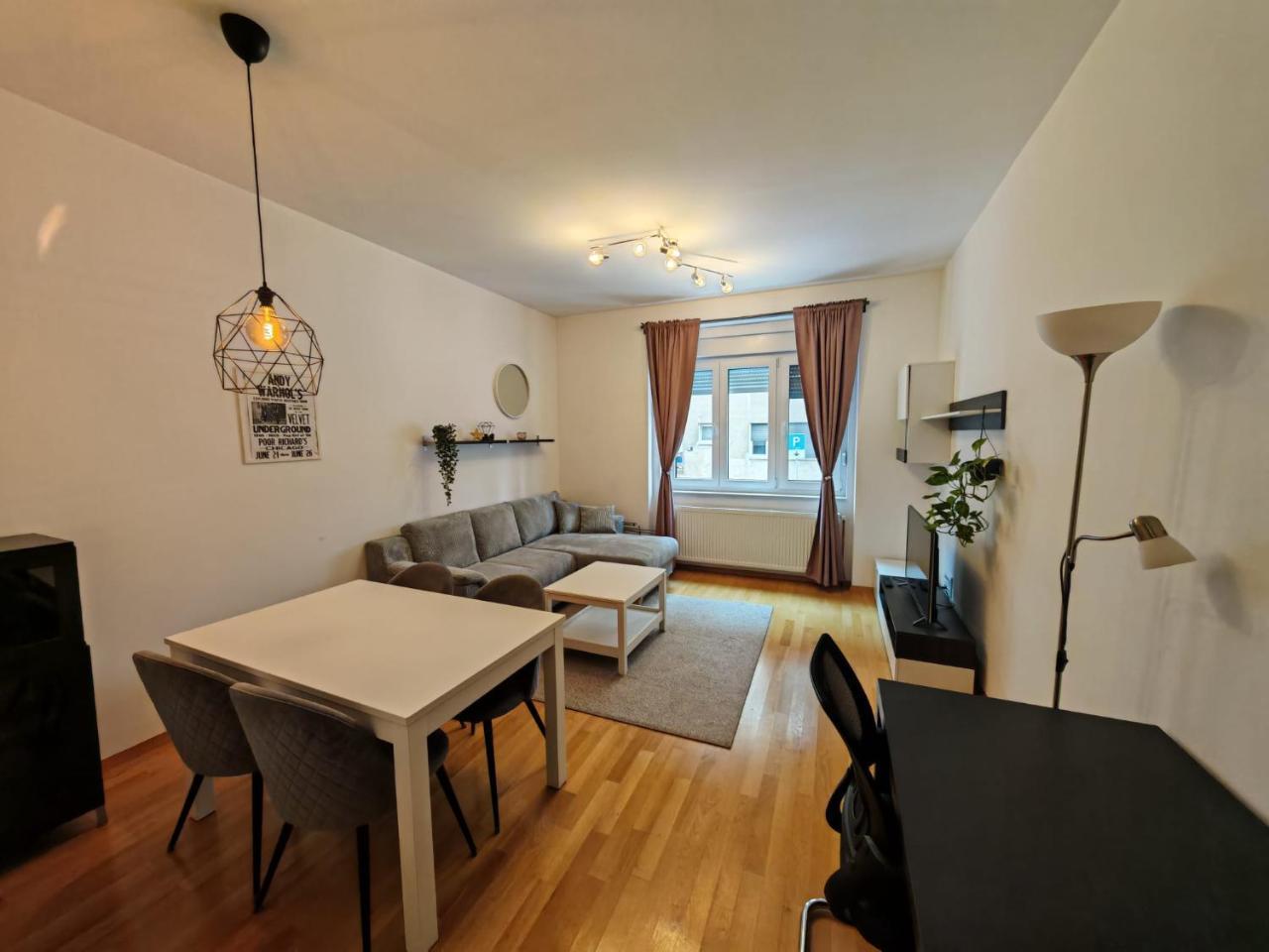 Trendy City Center Apartment With Balcony Walk To Main Square, Next To Park, Netflix