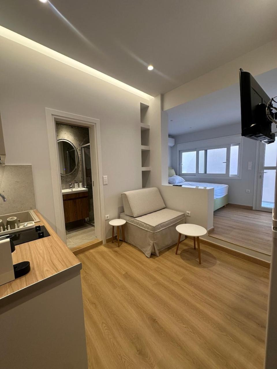 Emily In Athens Central Flat With Balconette & Starlink